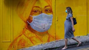 Une femme enceinte portant un masque chirurgical à Hong Kong (photo d'illustration).