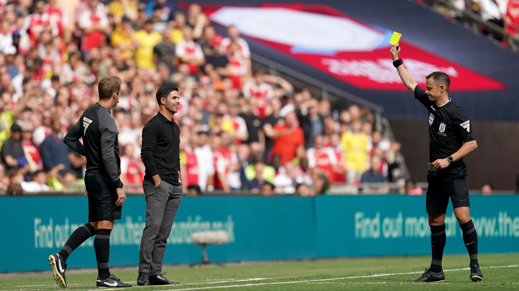 Mikel Arteta reçoit un carton jaune. 6 août 2023