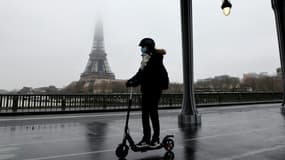Une femme sur une trottinette, le 27 janvier 2021 à Paris (Photo d'illustration)