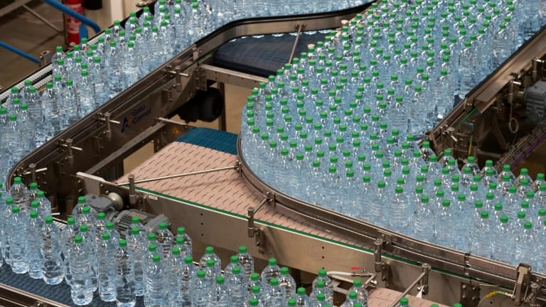Des bouteilles plastiques dans une usine (photo d'illustration)