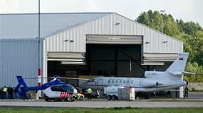 A l'aéroport de Rotterdam, l'avion à bord duquel Ratko Mladic aurait été transféré depuis la Serbie et l'hélicoptère qui devrait le conduire à La Haye. Cinq jours après son arrestation, l'ancien chef des forces séparatistes serbes de Bosnie est arrivé mar