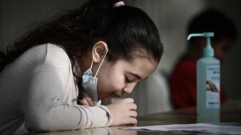 Réalisation de tests salivaires dans une école de Bordeaux, le 25 février 2021