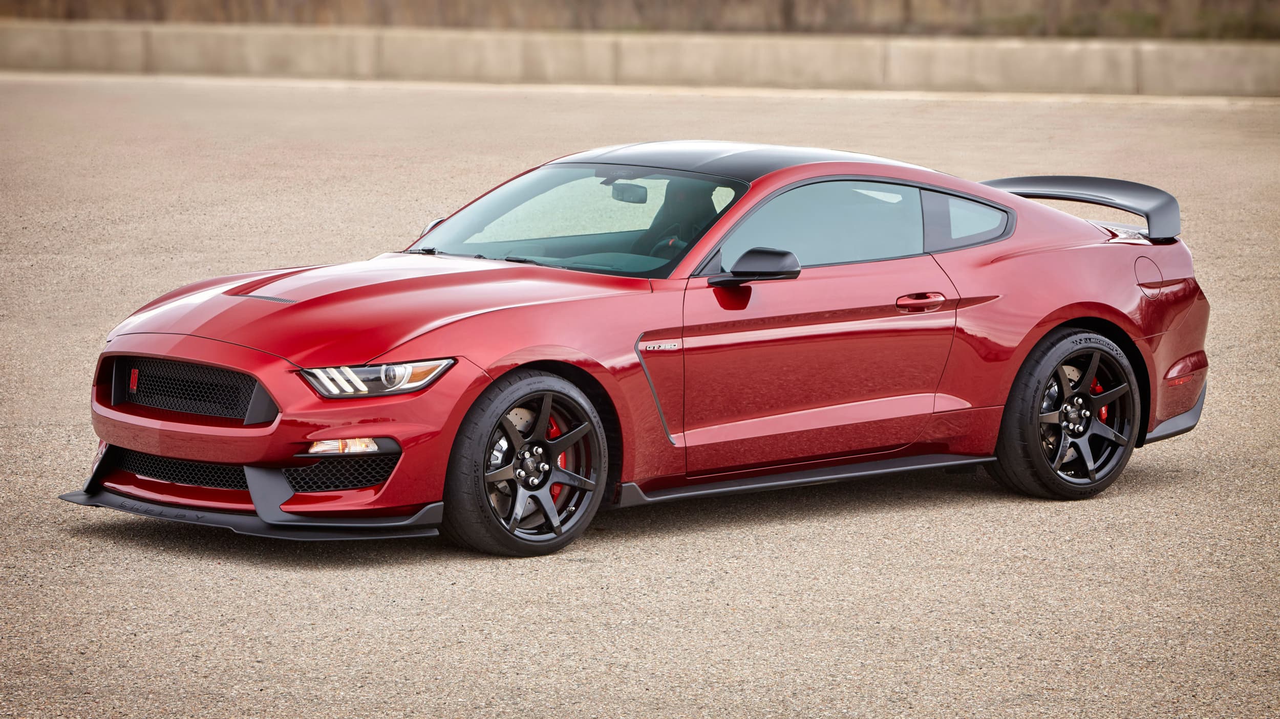 Le Ruby Red est particulièrement réussi et va parfaitement à la Ford Mustang Shelby GT350. Le Ruby Red est particulièrement réussi et va parfaitement à la Ford Mustang Shelby GT350.