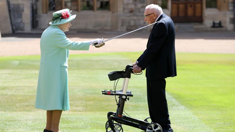 La reine Elizabeth anoblissant le capitaine Moore le 17 juillet 2020