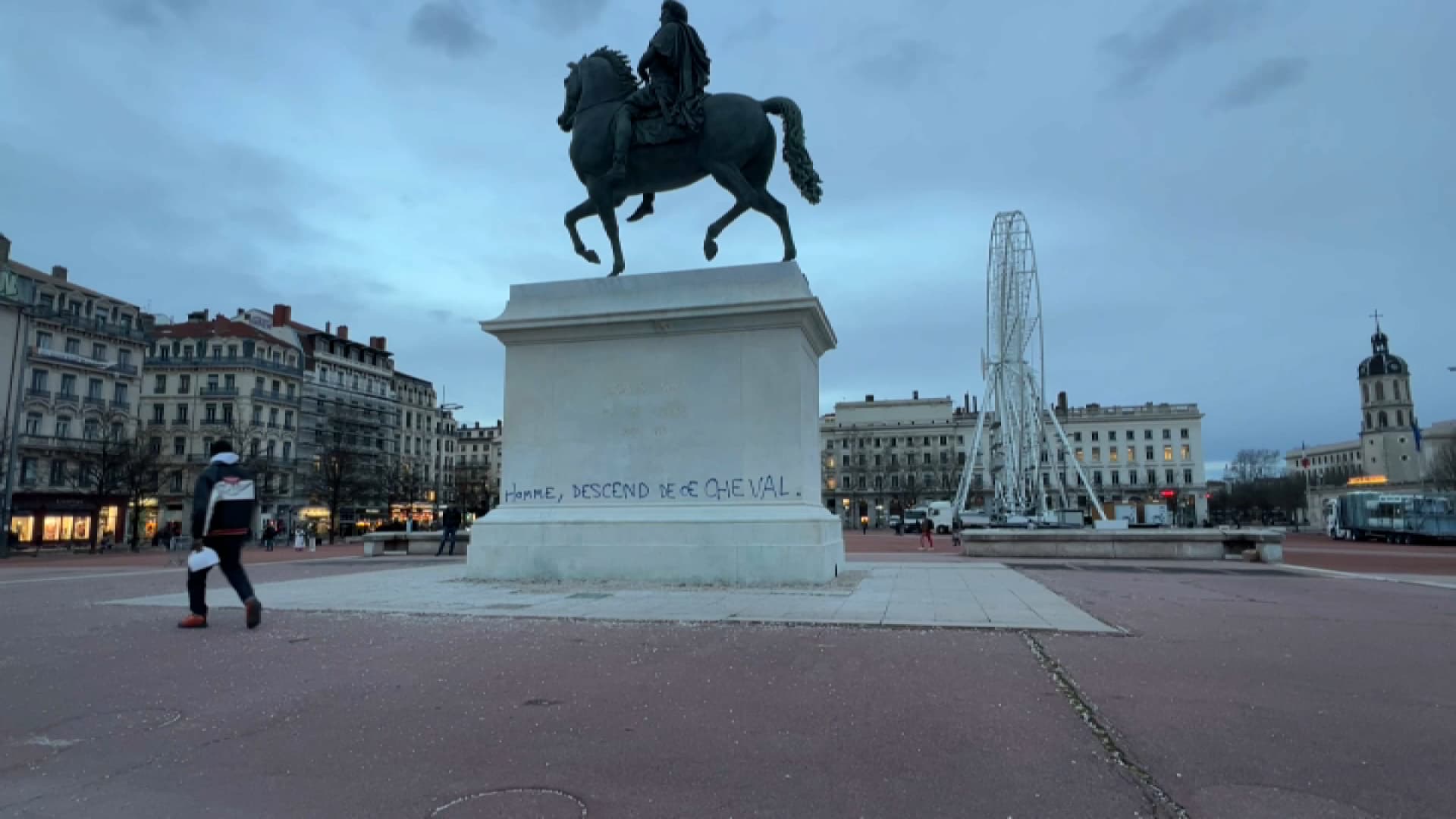 Lyon: le socle de la statue de Louis XIV à nouveau tagué sur la place ...