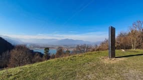 Une photo prise en novembre 2020 et publiée par www.ziarpiatraneamt.ro le 1er décembre 2020 montre un pilier métallique sur la colline Batca Doamnei à Piatra Neamt, en Roumanie.