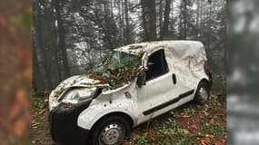 Un véhicule touché par une chute de grumes à Joux le 17 octobre 2024.