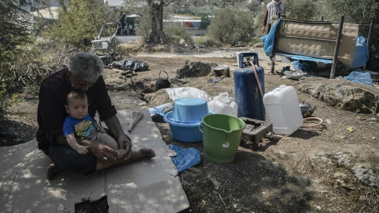 Une famille réfugiée sous des oliviers sur l'île grecque de Lesbos le 13 septembre, après l'incendie qui a ravagé le camp de migrants de Moria
