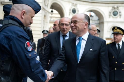 Le ministre de l'Intérieur Bernard Cazeneuve avec des policiers le 28 avril 2016 à Lyon