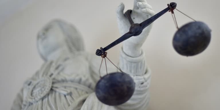 La balance d'une statue de la déesse de la Justice, au Palais de Justice de Rennes, le 19 septembre 2017