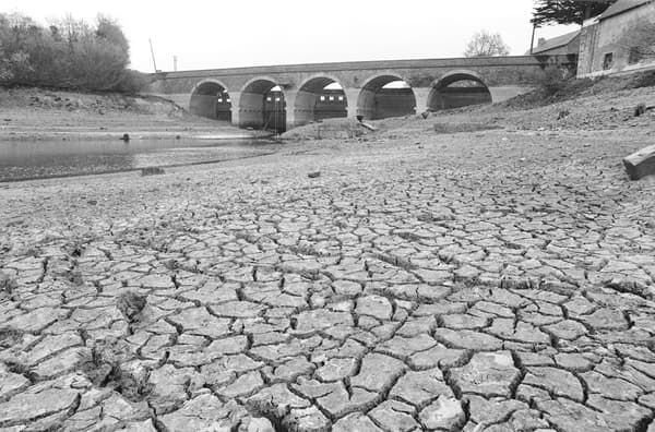 Photo de la rive d'un fleuve asséché prise en Bretagne le 23 avril 1976.