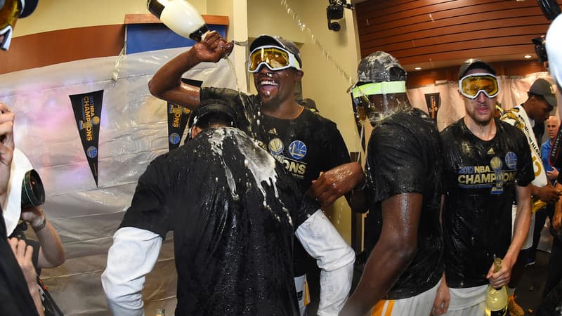 Douche au champagne dans le vestiaire des Warriors