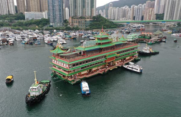 The Jumbo Floating Restaurant before its departure