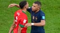 Kylian Mbappé et Achraf Hakimi à la fin de France-Maroc, en demi-finale de la Coupe du monde 2022