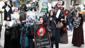 Des manifestantes turques devant l'ambassade saoudienne à Ankara.