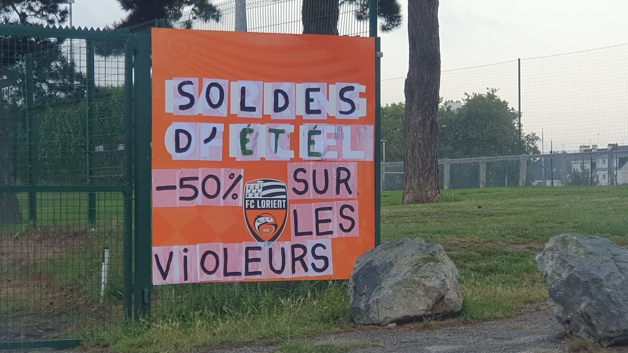 L'un des collages que le FC Lorient s'est empressé de retirer, ce samedi 19 août L'un des collages que le FC Lorient s'est empressé de retirer, ce samedi 19 août