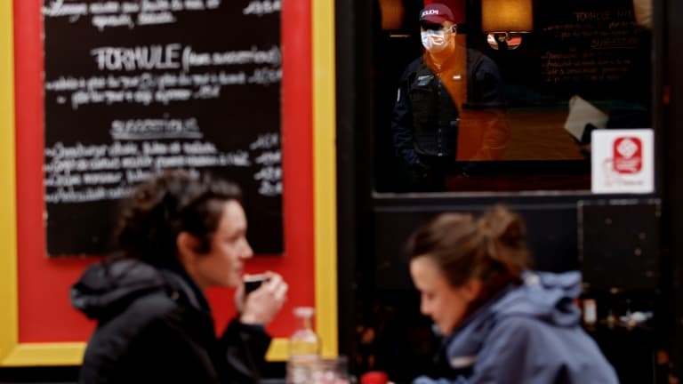 A la terrasse d'un restaurant à Paris le 6 octobre 2020