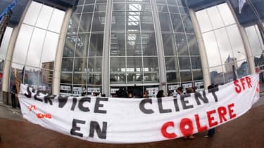 En 2007, les 1900 salariés des centres d'appels de SFR transférés chez deux prestataires avaient protesté contre cette externalisation. Leur crainte d'un non-respect des engagements en matière d'emploi, se sont avérées fondées.