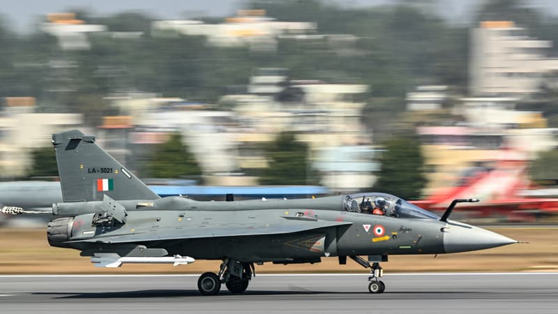 L'avion de chasse HAL Tejas de l'armée de l'air indienne (IAF) se prépare à décoller lors d'Aero India 2025, à Bengaluru, le 13 février 2025. 