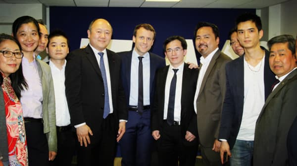 Emmanuel Macron lors de cette rencontre, Jacques Sun est l'homme à sa gauche portant des lunettes Emmanuel Macron lors de cette rencontre, Jacques Sun est l'homme à sa gauche portant des lunettes