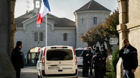 Une voiture de police entre le 27 novembre 2025 dans l'enceinte de la prison de Dijon, d'où se sont évadés deux détenus dans la nuit
