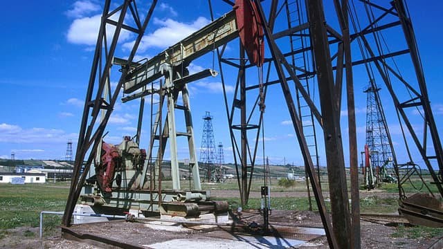 Alors que le pétrole frôle les 2€ le baril, la France pense à puiser dans ses réserves