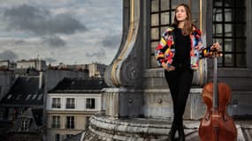 La violoncelliste Camille Thomas sur le toit de l'Institut de France le 10 novembre 2020