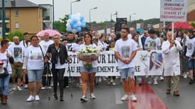 Des centaines de personnes ont défilé en silence en hommage à Lindsay, 13 ans, qui s'est suicidée suite à un harcèlement scolaire, à Vendin-le-Vieil,  le 18 juin 2023.