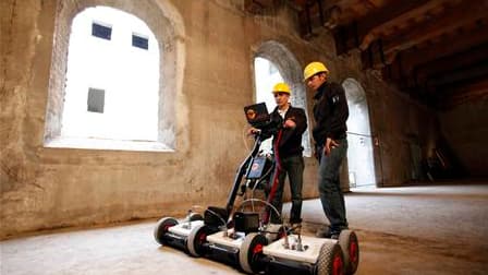 Des experts utilisent un radar spécial dans un couvent de Florence, en Italie, pour retrouver les restes de la femme qui est censée avoir servi de modèle à Léonard de Vinci pour la Joconde, dans l'espoir de dissiper un mystère qui taraude les historiens d