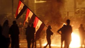Neuf personnes ont été tuées en Egypte, en majorité dans la ville de Suez, lors de violentes manifestations qui ont marqué le second anniversaire du soulèvement populaire qui a chassé Hosni Moubarak du pouvoir. /Photo prise le 25 janvier 2012/REUTERS/Amr