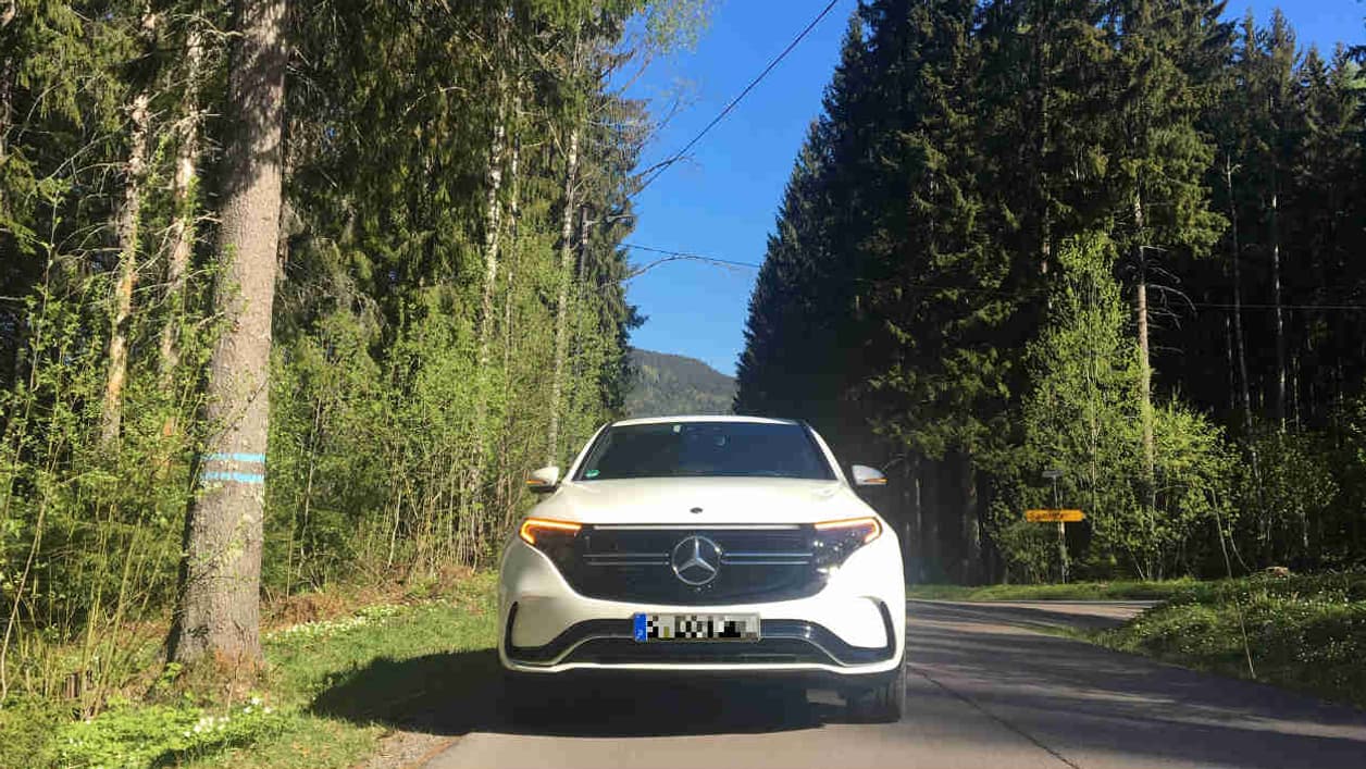 Malgré son gabarit, l’EQC offre des performances dynamiques, avec un 0 à 100 en 5,1 secondes, et surtout un couple de 765Nm. De quoi griller tout le monde au feu rouge.