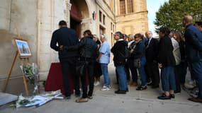 Un hommage rendu à l'une des deux victimes de l'attaque de la gare Saint-Charles à Éguilles, près de Marseille, le 2 octobre 2017