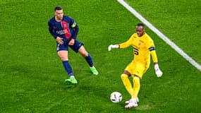 Steve Mandanda dégage le ballon devant Kylian Mbappé lors de PSG-Rennes (1-1, L1), le 25 février 2024