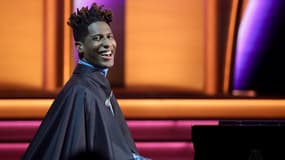 Jon Batiste sur la scène des 64e Grammy Awards, le 3 avril 2022 à Las Vegas.