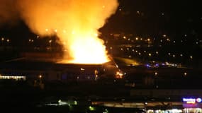 L'incendie s'est déclaré vers 18 heures, dans cet ancien entrepôt Eternit.