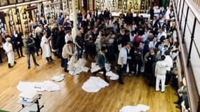 Le personnel de l'hôpital Saint-Louis à Paris jettent leurs blouses blanches contre le manque de moyens