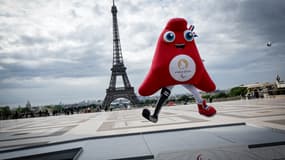 Une phryge, mascotte des Jeux paralympiques, pose à Paris, le 23 mai 2024.