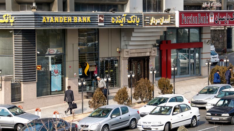 "Des chiffres terrifiants pour mener l'Iran à la ruine": comment la faillite en octobre d'une obscure banque iranienne proche du pouvoir est à l'origine du chaos actuel