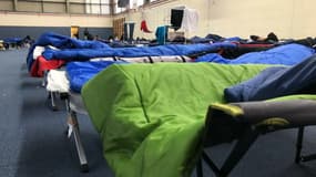 Des lits de camp ont été installés au gymnase Jean-Bouin pour les migrants.