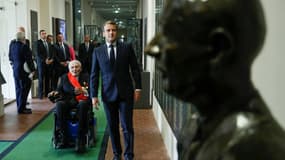Le président français Emmanuel Macron et Hubert Germain l'un des quatre derniers Compagnons de la Libération encore vivant devant le buste de Charles de Gaulle, au Musée de la Libération, le 18 juin 2020
