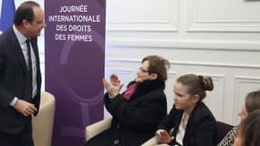 François Hollande a rencontré samedi trois générations de femmes (grand-mère, mère et fille) à l'occasion de la Journée de la Femme.