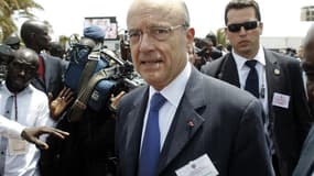 Le chef de la diplomatie française Alain Juppé a souhaité jeudi l'ouverture d'un dialogue avec les rebelles touaregs du Mouvement national de libération de l'Azawad (MNLA) du nord du Mali et appelé les pays de la région à coopérer pour repousser Al Qaïda