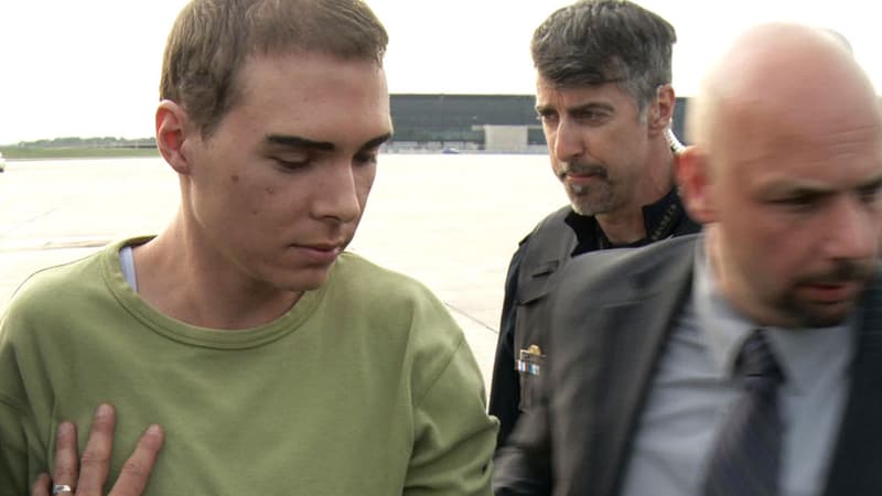 L'arrivée au Canada de Luka Magnotta après son arrestation en 2012