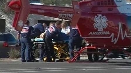 Evacuation des victimes de la fusillade de Tucson, dans l'Arizona, aux Etats-Unis. La parlementaire américaine, blessée d'une balle dans la tête lors de cette fusillade qui a fait six morts samedi se trouvait dans un état critique dimanche. /Image diffusé