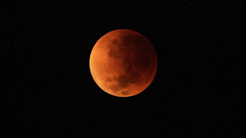 La lune de sang observée lors d'une éclipse lunaire totale à Rio de Janeiro le 16 mai 2022.