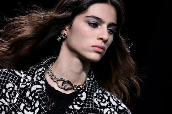 Les bijoux monumentaux marquent ce défilé automne-hiver 2023 chez Chanel.