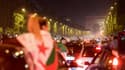 Des supporters de l'Algérie sur les Champs-Elysées à Paris
