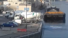 Un camion du cimentier Lafarge déversant un liquide directement dans la Seine, dans le port de Javel.