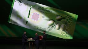 Le président syrien Ahmad al-Chareh assiste à la cérémonie de présentation des nouveaux billets de banque syriens au Palais des conférences de Damas, en Syrie, le 29 décembre 2025. 