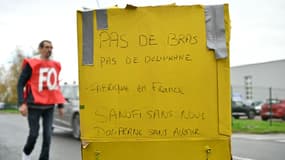 Devant l'usine Opella, filiale de Sanofi, de Lisieux (Calvados) le 17 octobre 2024